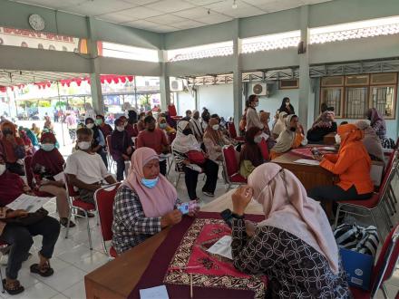 Penyaluran Bansos Sembako dan Minyak Goreng