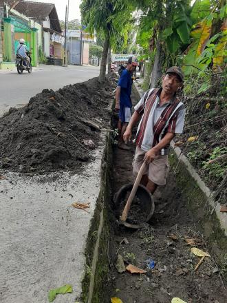 Angkat Walet di jalan Tino Sidin Padukuhan IV Cungkuk