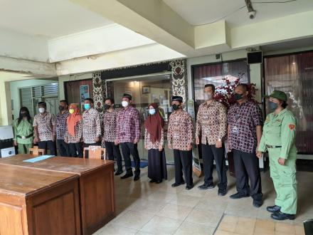 Menyanyikan Lagu Indonesia Raya