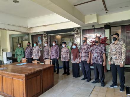 Menyanyikan Lagu Indonesia Raya