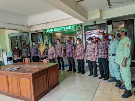 Menyanyikan Lagu Indonesia Raya