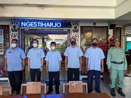 Menyanyikan Lagu Indonesia Raya