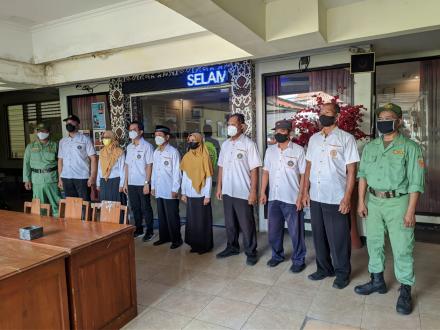 Menyanyikan Lagu Indonesia Raya