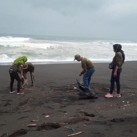 Satlinmas Ngestiharjo bersih sampah di Pantai Kwaru Bantul 