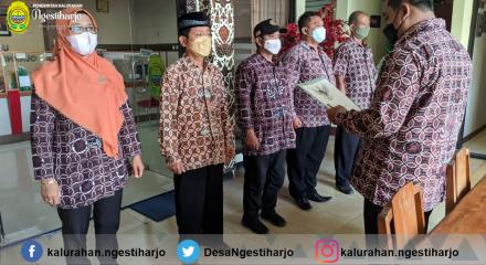 Menyanyikan Lagu Indonesia Raya
