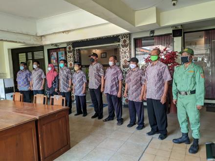 Menyanyikan Lagu Indonesia Raya