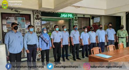 Menyanyikan Lagu Indonesia Raya