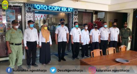 Menyanyikan Lagu Indonesia Raya