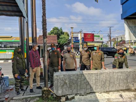 Satlinmas Ngestiharjo Bersih Sampah di Pertigaan Jujur 