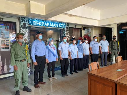 Menyanyikan Lagu Indonesia Raya