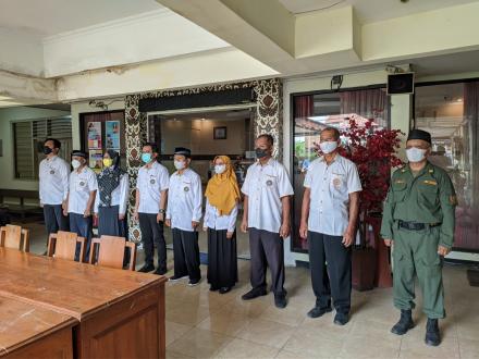 Menyanyikan Lagu Indonesia Raya