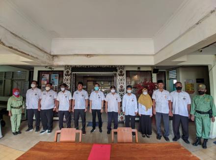 Menyanyikan Lagu Indonesia Raya