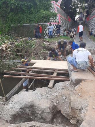 Kerja Bakti Pelebaran Jalan Tembus Sutopadan - Geplakan
