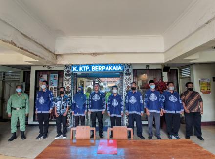 Menyanyikan Lagu Indonesia Raya