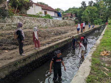 Kerja Bakti Angkat Waled di Sumberan