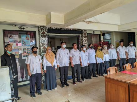 Menyanyikan Lagu Indonesia Raya