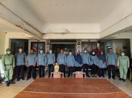 Menyanyikan Lagu Indonesia Raya