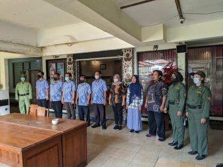 Menyanyikan Lagu Indonesia Raya