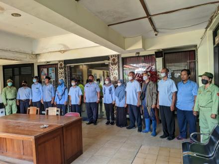 Menyanyikan Lagu Indonesia Raya