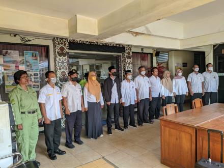 Menyanyikan Lagu Indonesia Raya