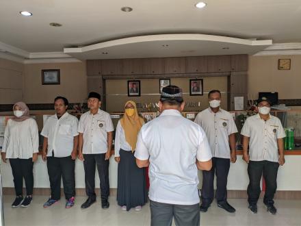 Menyanyikan Lagu Indonesia Raya