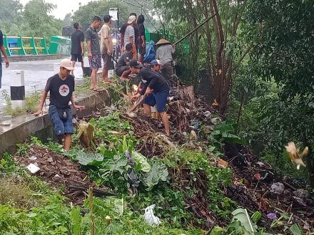 Kerja Bakti Bersih Sampah Sidorejo RT 09