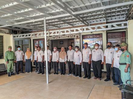 Menyanyikan lagu Indonesia Raya