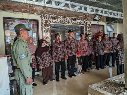 Menyanyikan lagu Indonesia Raya