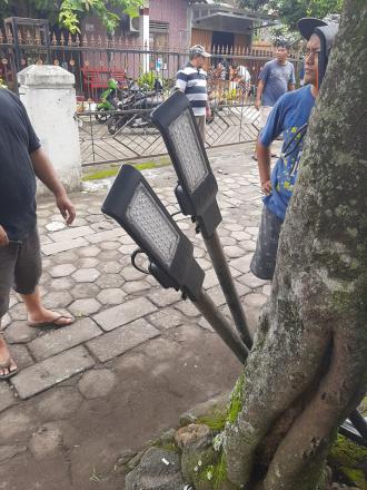 Kerja Bakti Pasang Lampu dan Perbaikan Saluran Air Cungkuk