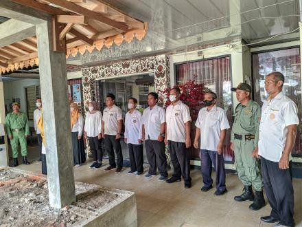 Menyanyikan lagu Indonesia Raya