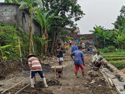 Kerja Bakti Proyek Padat Karya Cor Blok RT 13 Sumberan