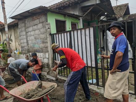 Kerja Bakti Pembuatan Drainasi RT 4 Soragan