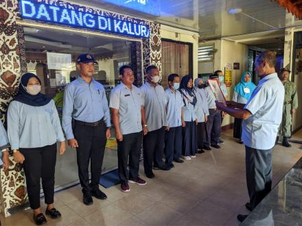 Menyanyikan Lagu Indonesia Raya