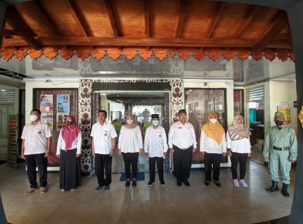 Menyanyikan Lagu Indonesia Raya