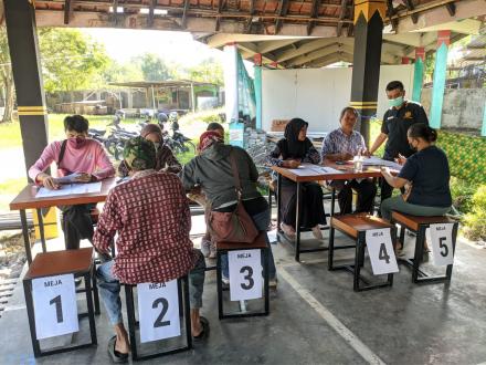 Penyaluran Bantuan Pangan di Pasar Pangestu Legi