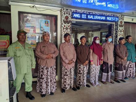 Menyanyikan lagu Indonesia Raya