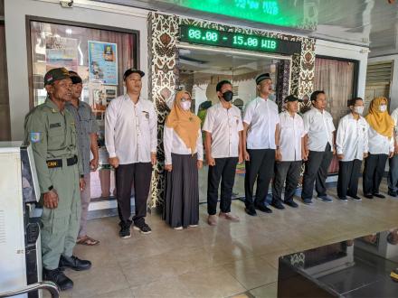 Menyanyikan Lagu Indonesia Raya