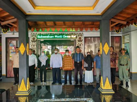 Menyanyikan Lagu Indonesia Raya