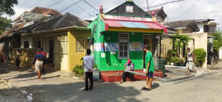 Kerjabakti Ganti Atap Pos Ronda Kampung Rejodadi