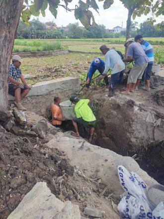 Gotong Royong Perbaikan Gorong-Gorong di Bulak Onggobayan